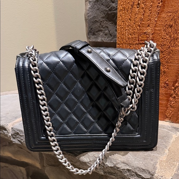Chic Black Quilted Crossbody Bag with Chain Strap - Picture 3 of 14